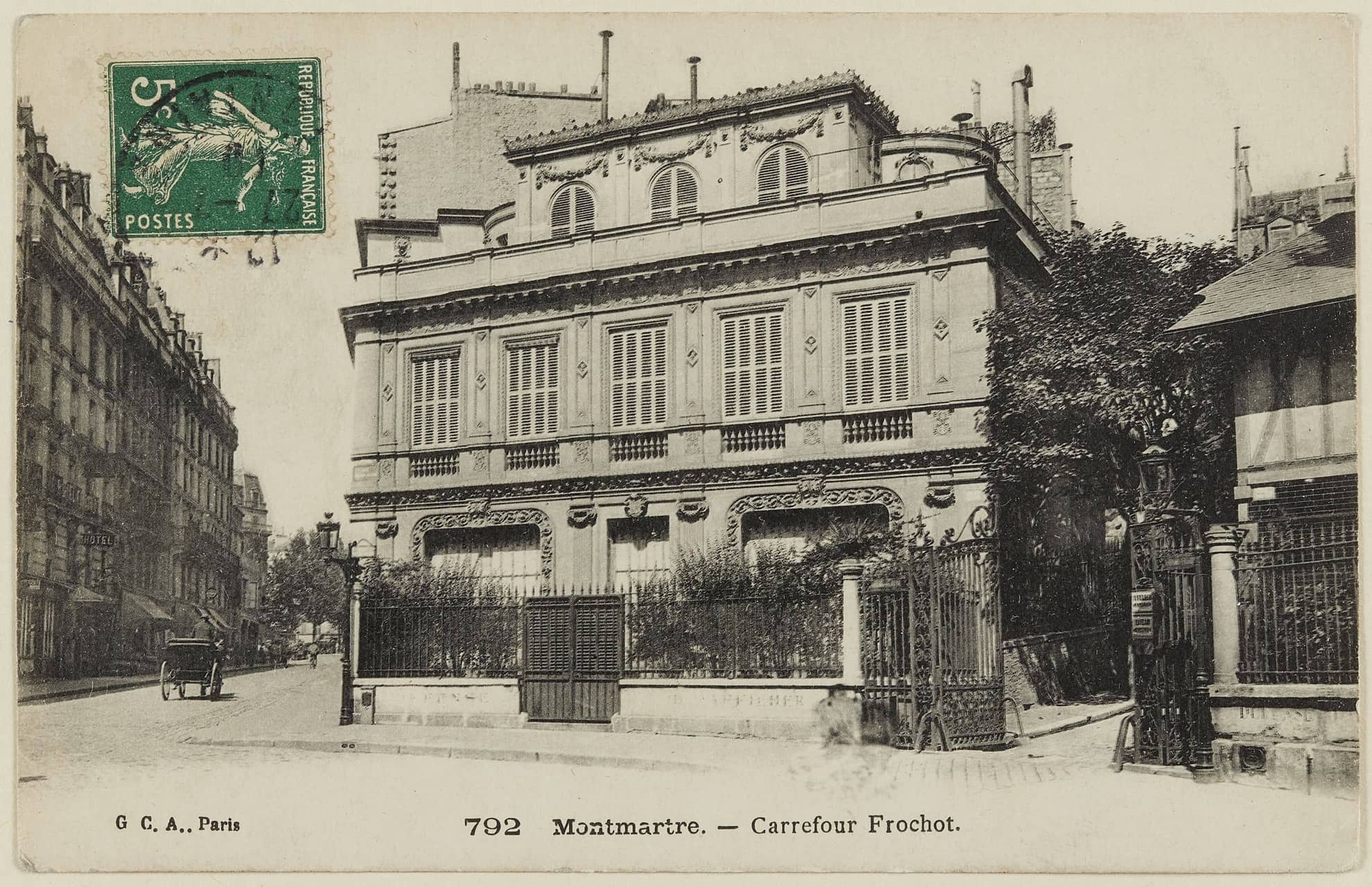 Façade historique du Cabaret Baila Restaurant, hôtel particulier de 1837 rue Frochot à Paris