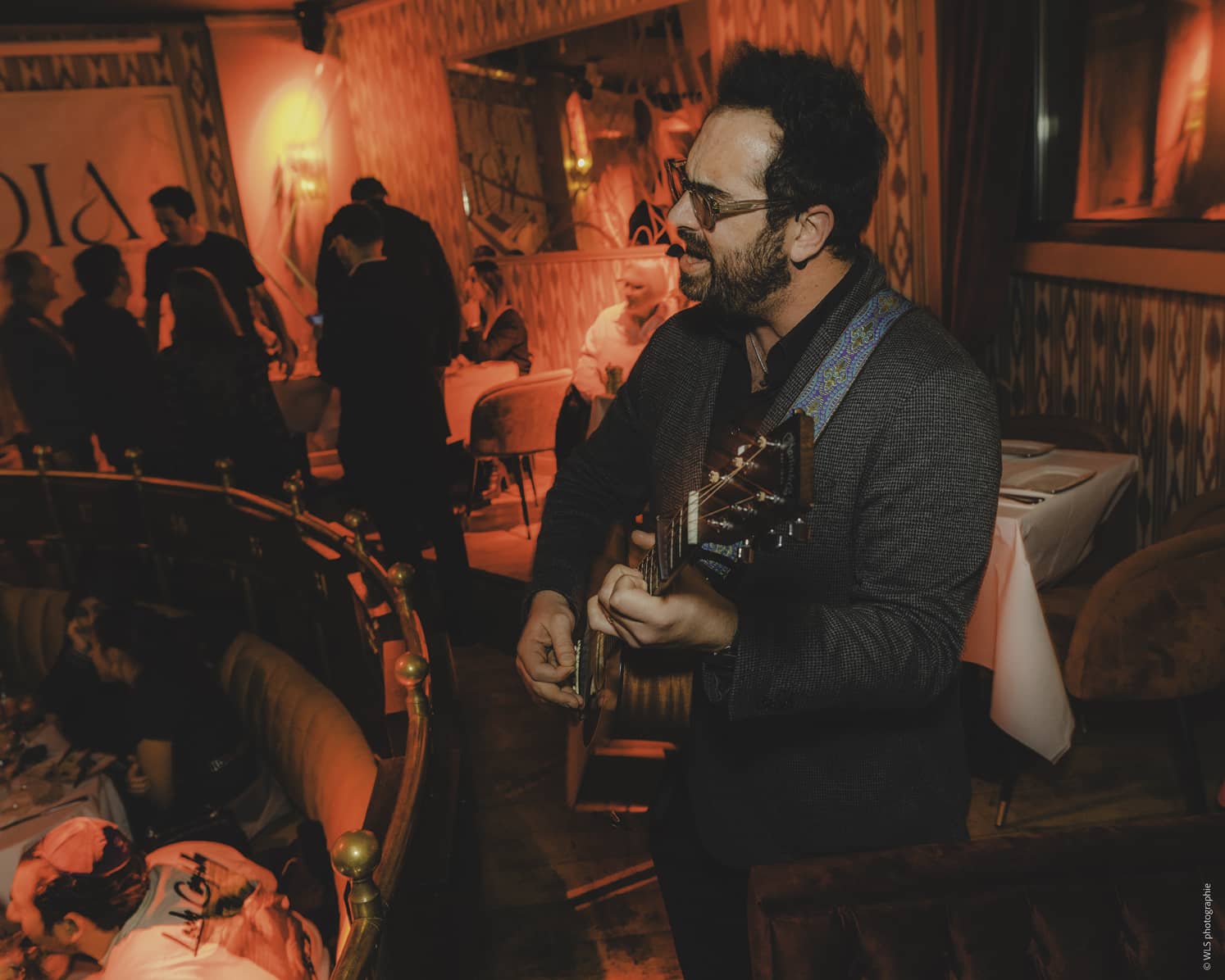 Soirée avec DJ et piste de danse au restaurant Cabaret à Paris Pigalle