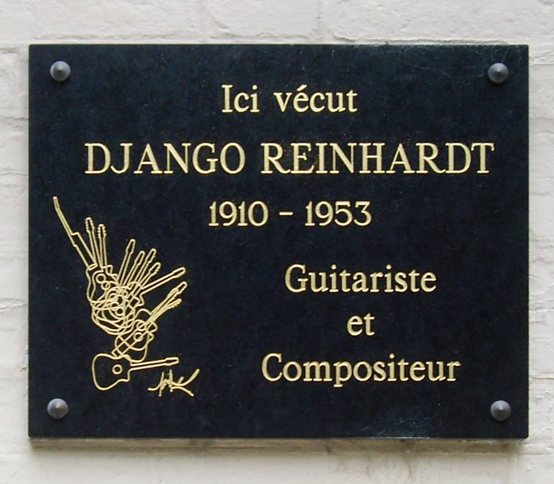 La plaque de Django Reinhardt au 6 avenue Frochot, à côté du Cabaret Baila Restaurant