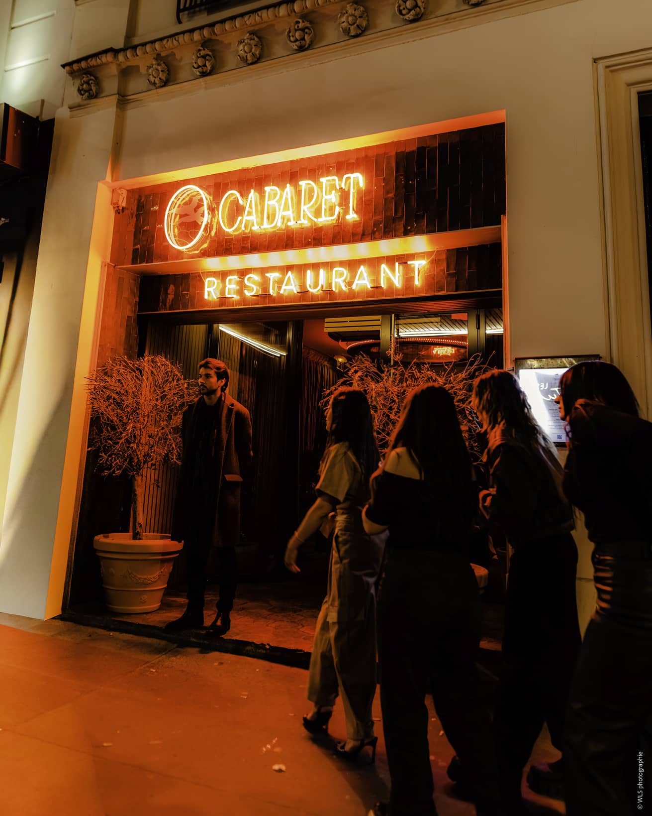 Soirée musique live au Cabaret Baila Restaurant Paris, ambiance festive à Pigalle