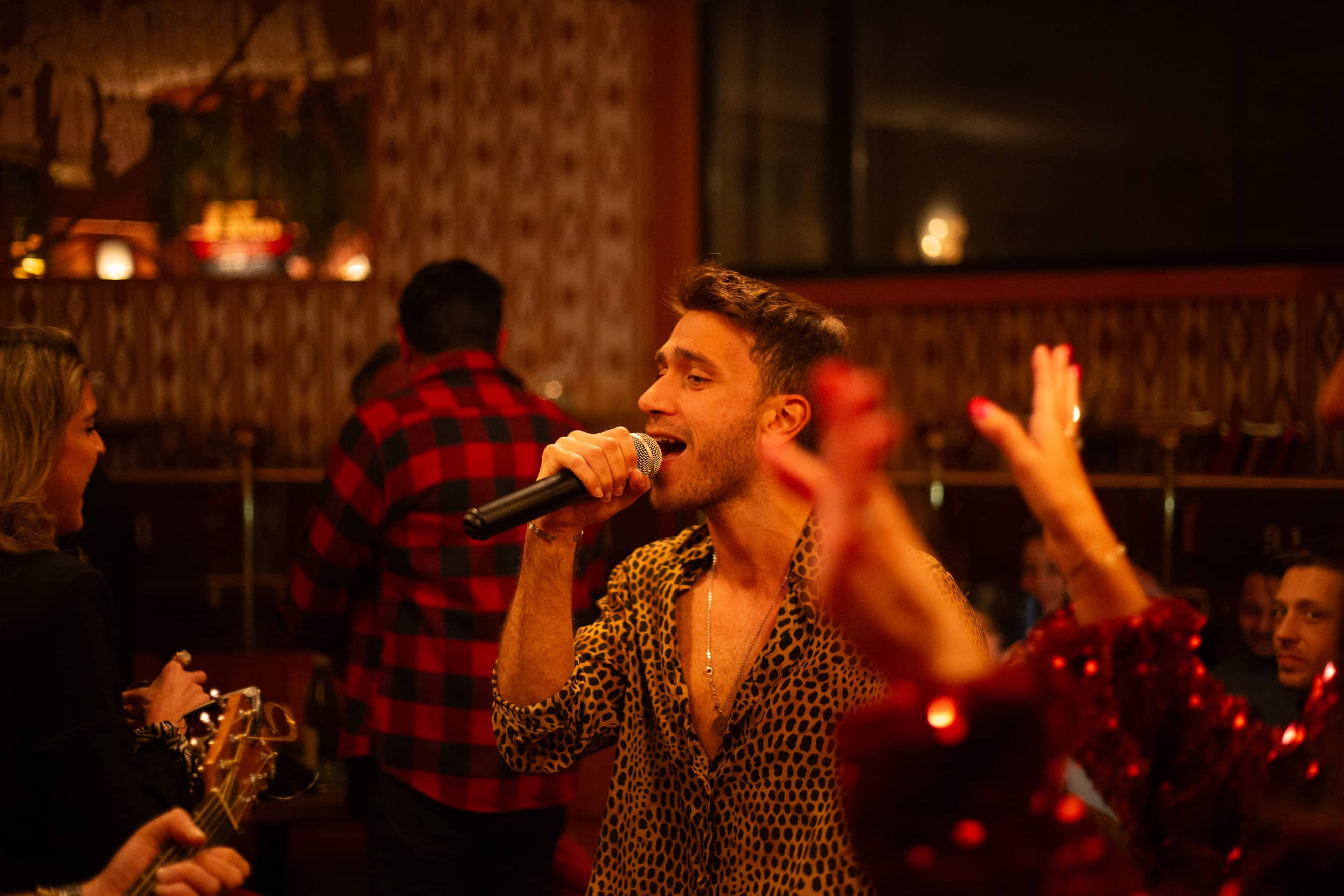Ambiance festive et lumineuse lors d'une soirée au Cabaret Baila Restaurant