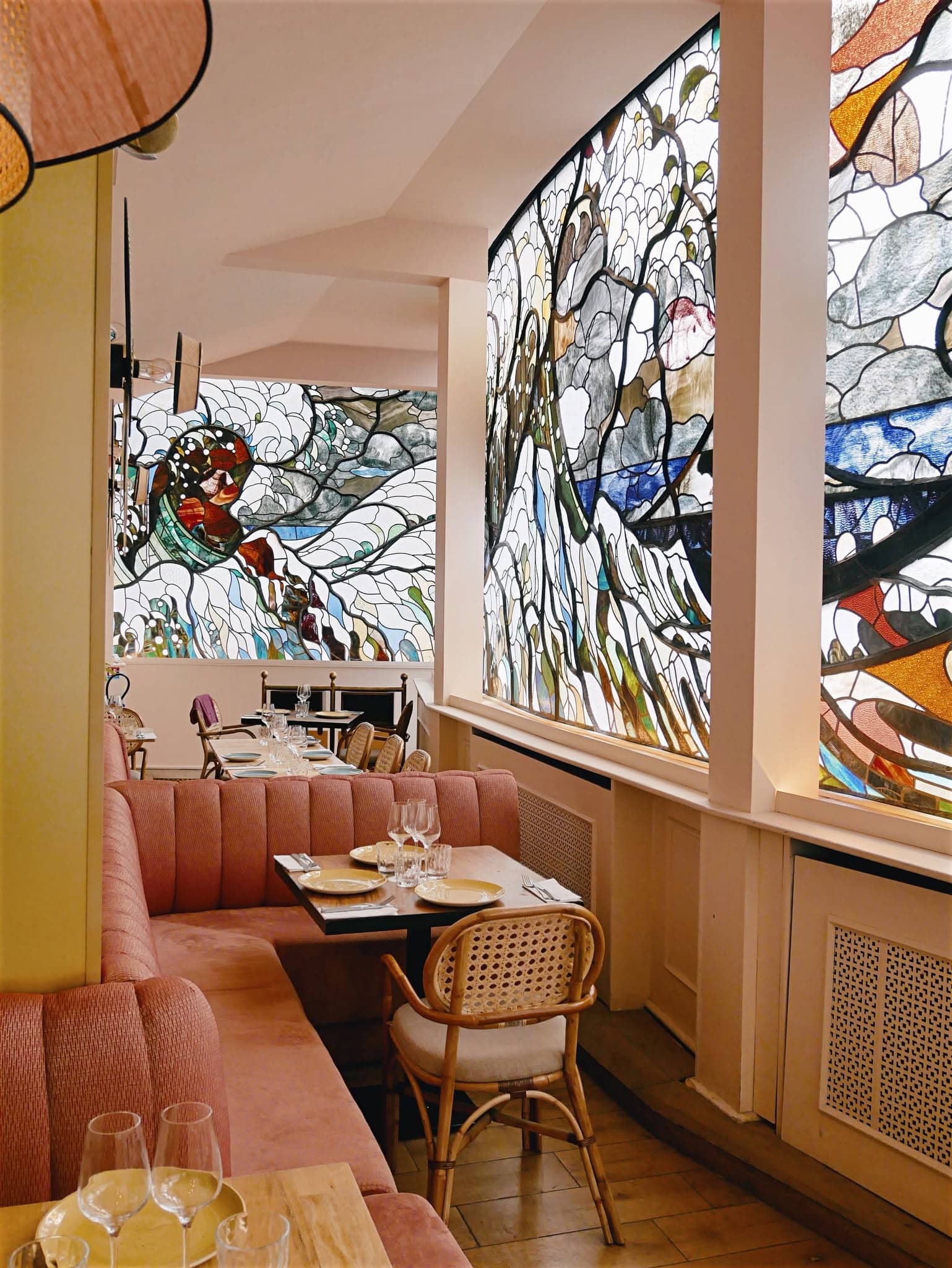 Le vitrail de la vague d'Hokusai restauré et remis en lumière
