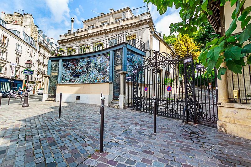 Les vitraux du Cabaret Restaurant à Paris, hôtel particulier inscrit aux Monuments historiques